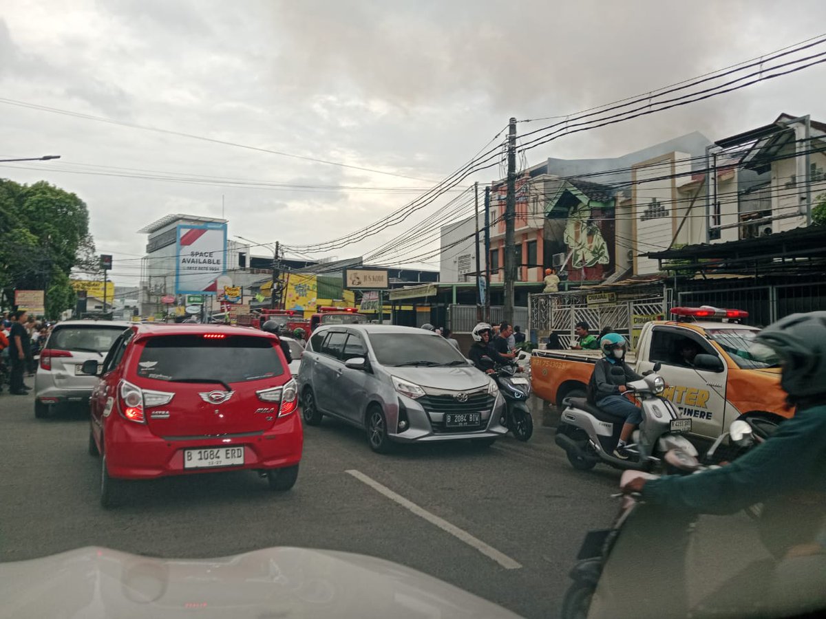 RadioElshinta's tweet photo. 15.47: Terjadi kebakaran ruko di jalan raya Cinere depan JEC, lalu lintas tersendat. (P. Kholis) #ElshintaInfo https://t.co/VTiazgscaq