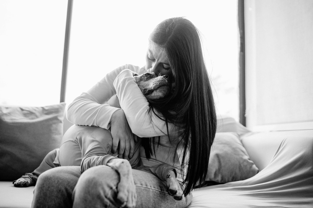 Ángel se acaba de ir, no hay palabras para agradecer por todos lo animalitos que él rescató, en honor a Ángel la Ley debe ser una realidad, se va de este mundo sin haber tenido justicia, con su agresor sin pagar cárcel, se va de este mundo con mi corazón, me deja devastada, me