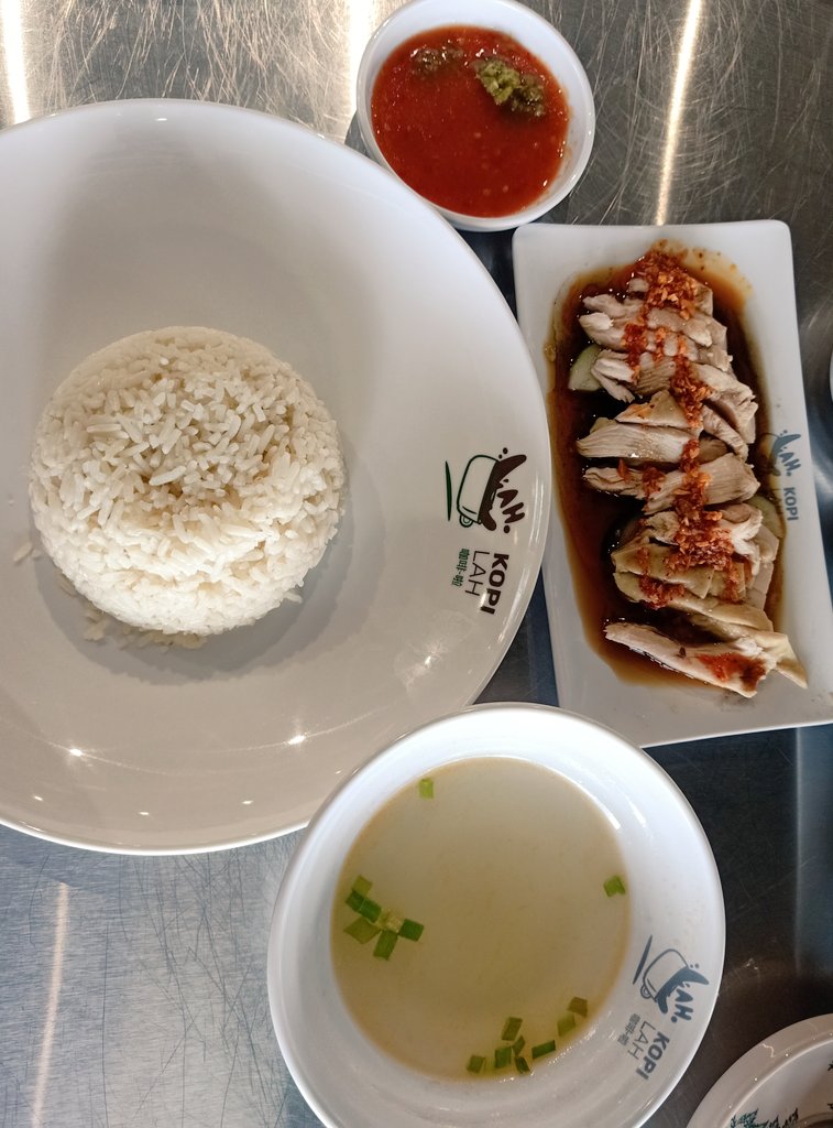 Shanaliag's tweet image. Hainanese Chicken Rice for #lunch today... #SoGood 😋