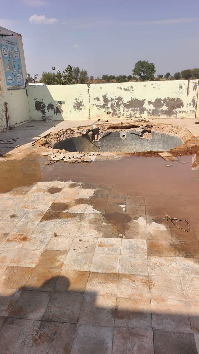 बड़ी दुखदाई खबर 
नोखा के केड़ली गांव की सरकारी स्कूल में कुंड में गिरने से तीन छात्राओं की मौत,
तीनों बालिकाओं को लाया गया नोखा के बागड़ी अस्पताल  डाक्टरों ने तीनों को किया मृत घोषित....
😭😭
