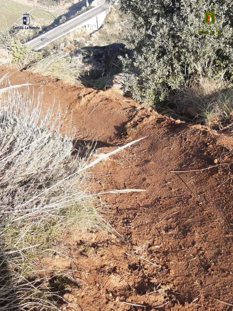 📞Desde <a href="/ArbaToledo/">ARBAToledo</a> nos avisan de la apertura ilegal de un tramo para bicicletas MTB🚲
👉🏻Los #AgentesMedioambientales  se personan en el lugar junto a #Policia local dónde realizan inspección, se levanta acta al respecto y balizado para evitar mayor afección a la cubierta vegetal