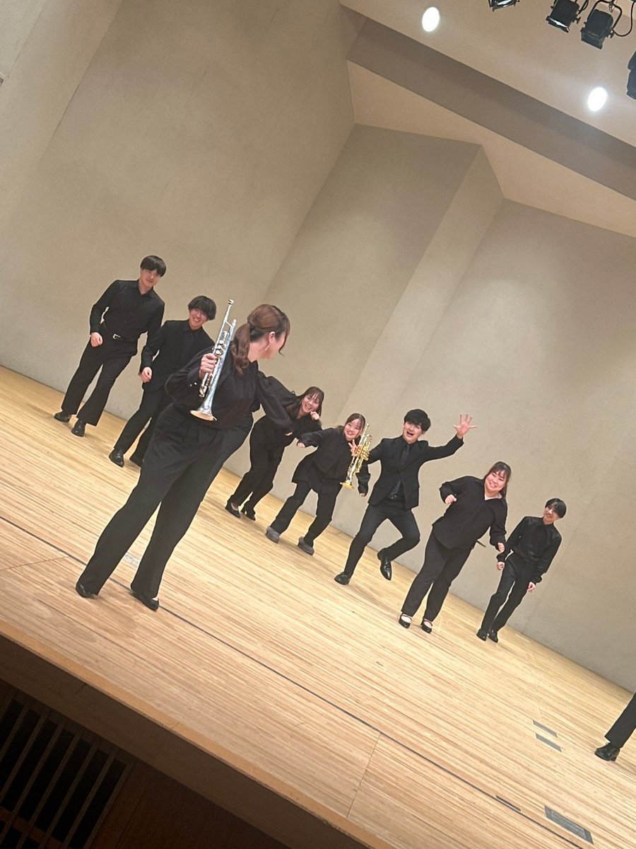 Nua_Trumpet's tweet photo. 昨日、本学の授業で室内楽を履修している学生たちの発表会『金管祭』が行われ、
トランペット専攻生からは10名の学生がそれぞれ4つの団体で出演しました！
日頃の合わせやレッスンで高まった練習の成果を発揮することができました✨

(3枚目はだるまさんがころんだの図です。なかよしです🤝) https://t.co/pDhjfov0xW