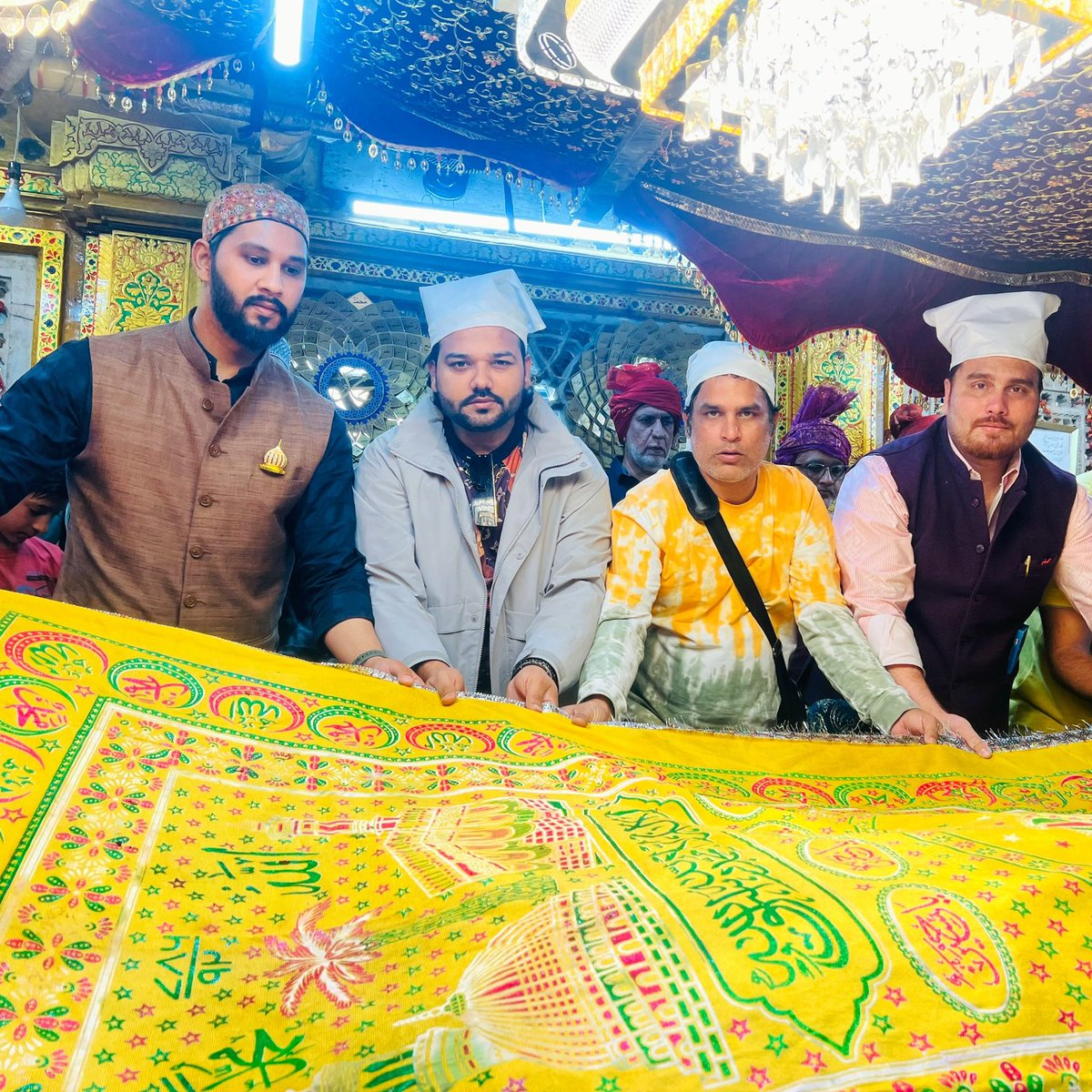SyedAnisNizami's tweet photo. Renowned bollywood singer Mr. Altamash Faridi and the politician Mr. Haseeb Alam visited the sacred shrine of Mehboob-E-Elahi Hazrat Khwaaja Syed Nizamuddin Aulia (R.A) to seek blessings. May Allah Subhana Wa Ta’ala bless them with success, health, and happiness, Aameen https://t.co/ngHAnth0G0
