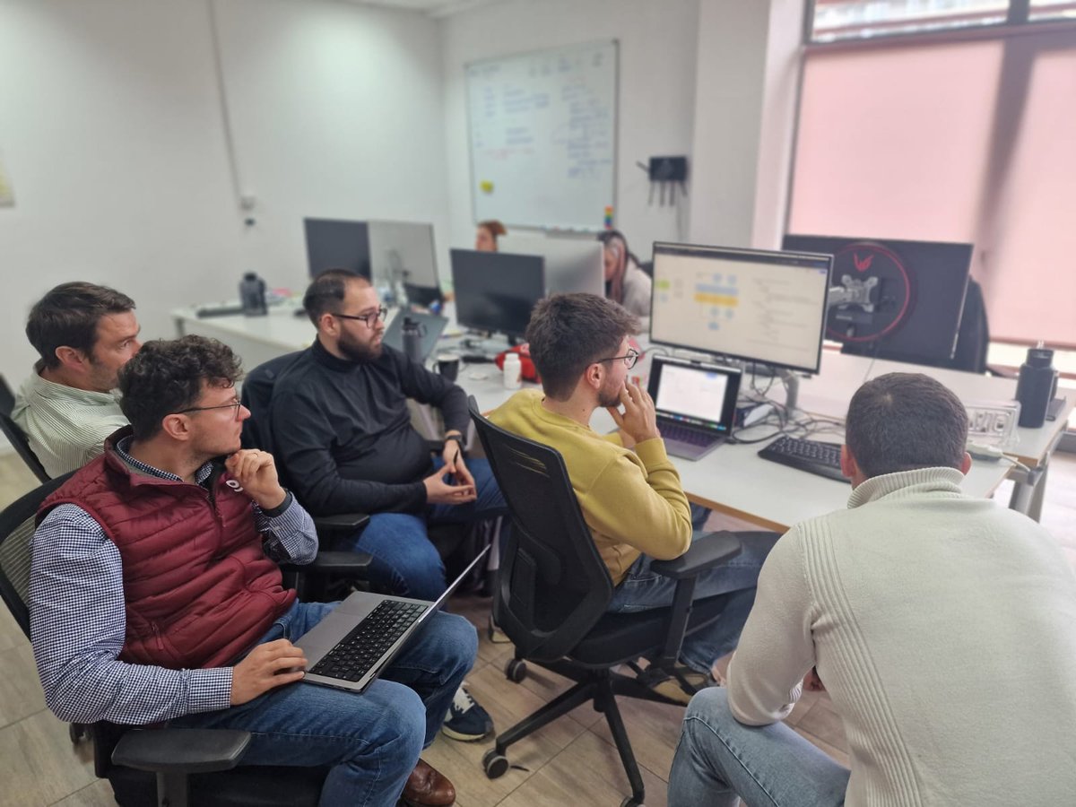 OntegraOffice's tweet image. When every detail matters, teamwork makes the difference. 🔍💻 Breaking down complex ideas and refining solutions to drive innovation.  #ITSolutions #SoftwareSolutions #YourTechPartner