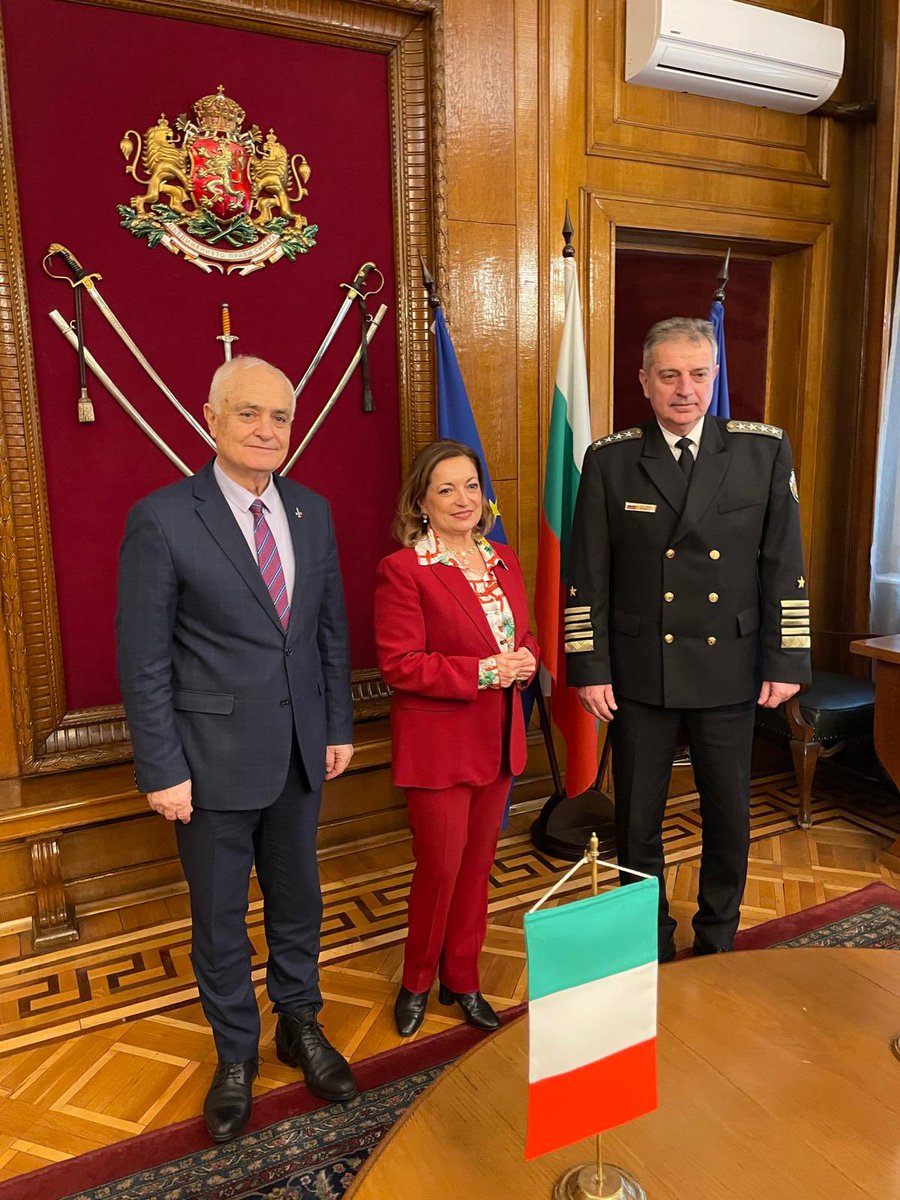 ItalianAmbBG's tweet photo. Incontro di commiato con il Ministro della Difesa🇧🇬che ringrazio per la straordinaria collaborazione anche nello svolgimento da parte dell’🇮🇹del ruolo di Framework Nation del Multinational Battlegroup della NATO in 🇧🇬.Un partenariato strategico sul fianco est della NATO @ItalyMFA https://t.co/B7XlThKakM