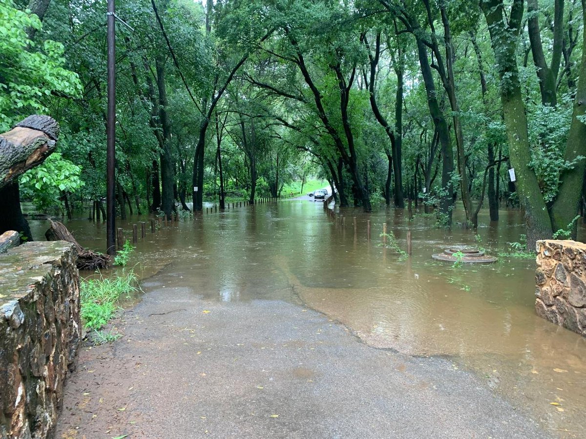 CityTshwane's tweet photo. ⚠️ Please avoid the low water bridge on Smuts Avenue, Centurion. https://t.co/7LDT0gZ1Rc