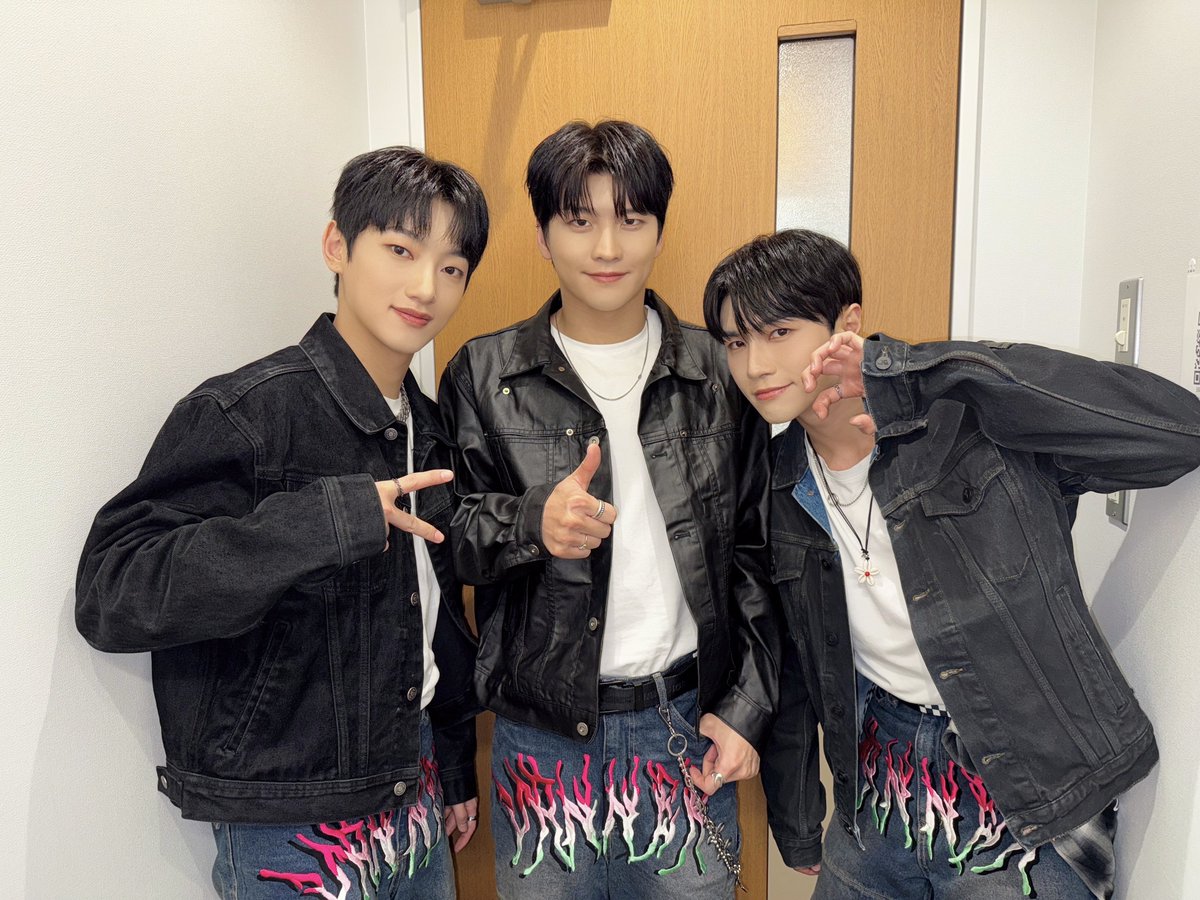 [#VANNER]

배너에게 안 어울리는 게
어디에 있어😎
섹시 청량 큐티 발라드
어느 장르도 소화 가능한
다재다능 매일이 주사위 6 배너⭐️

#배너