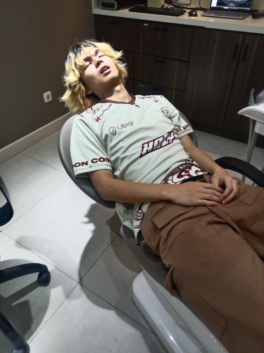 Took neos phone. Sleeping on the dental chair