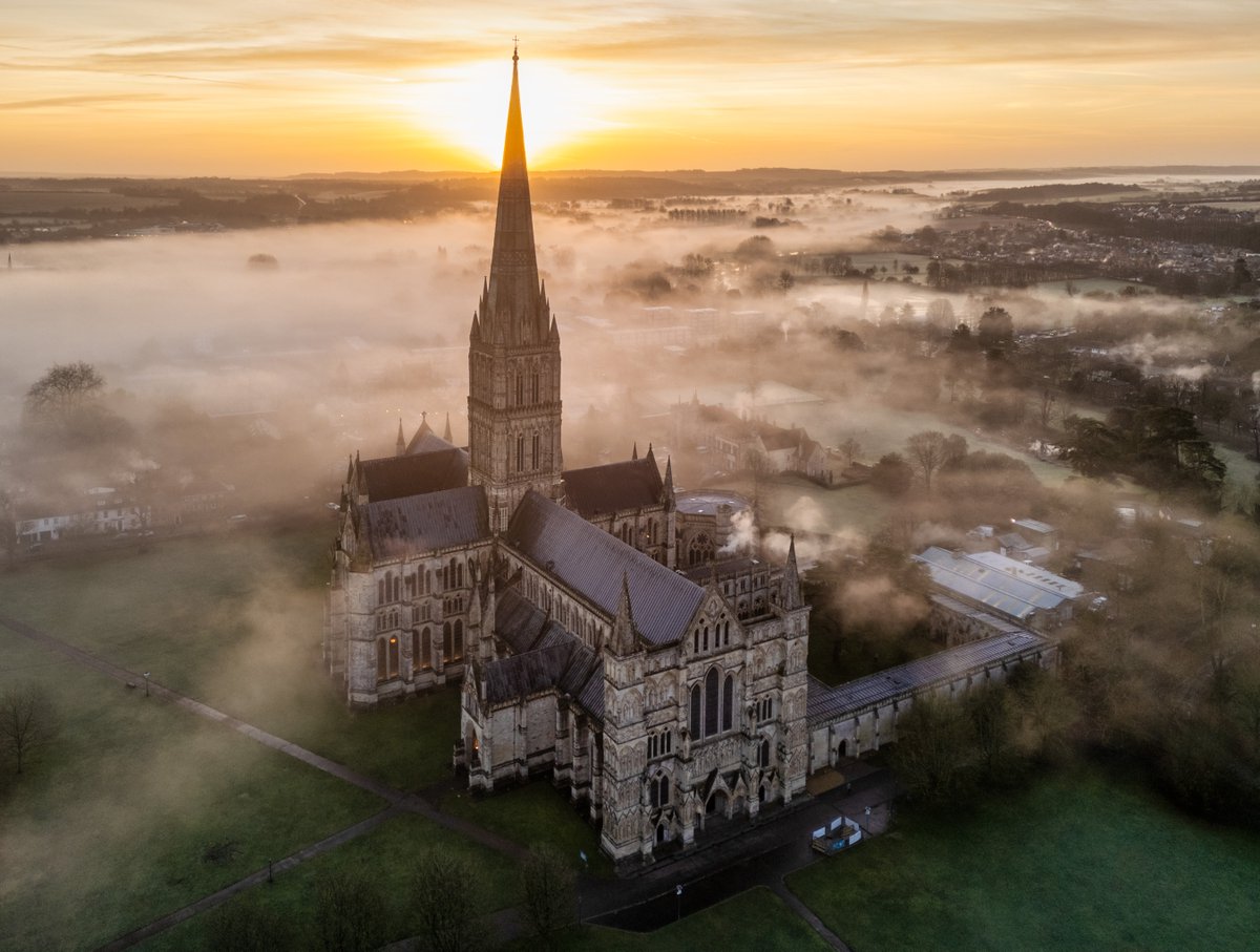 Morning has broken 🕊️

📸- <a href="/martinjamescook/">Martin Cook</a> 

#SalisburyViews #SalisburyCathedral