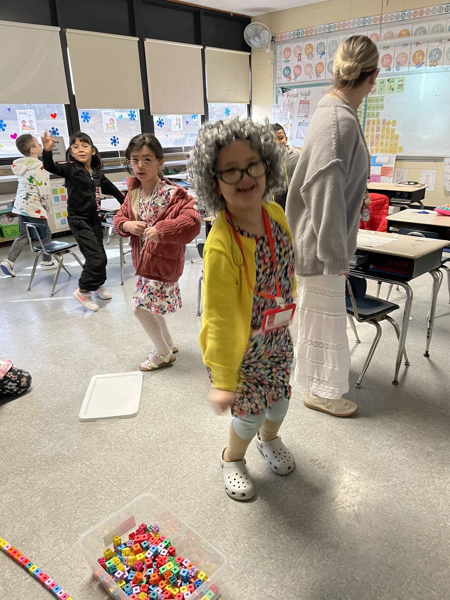 HowellTwpAldrch's tweet photo. On this 100th day of school, students stopped everything 100 minutes into the day and danced for 100 seconds! https://t.co/6K31pqRLlj
