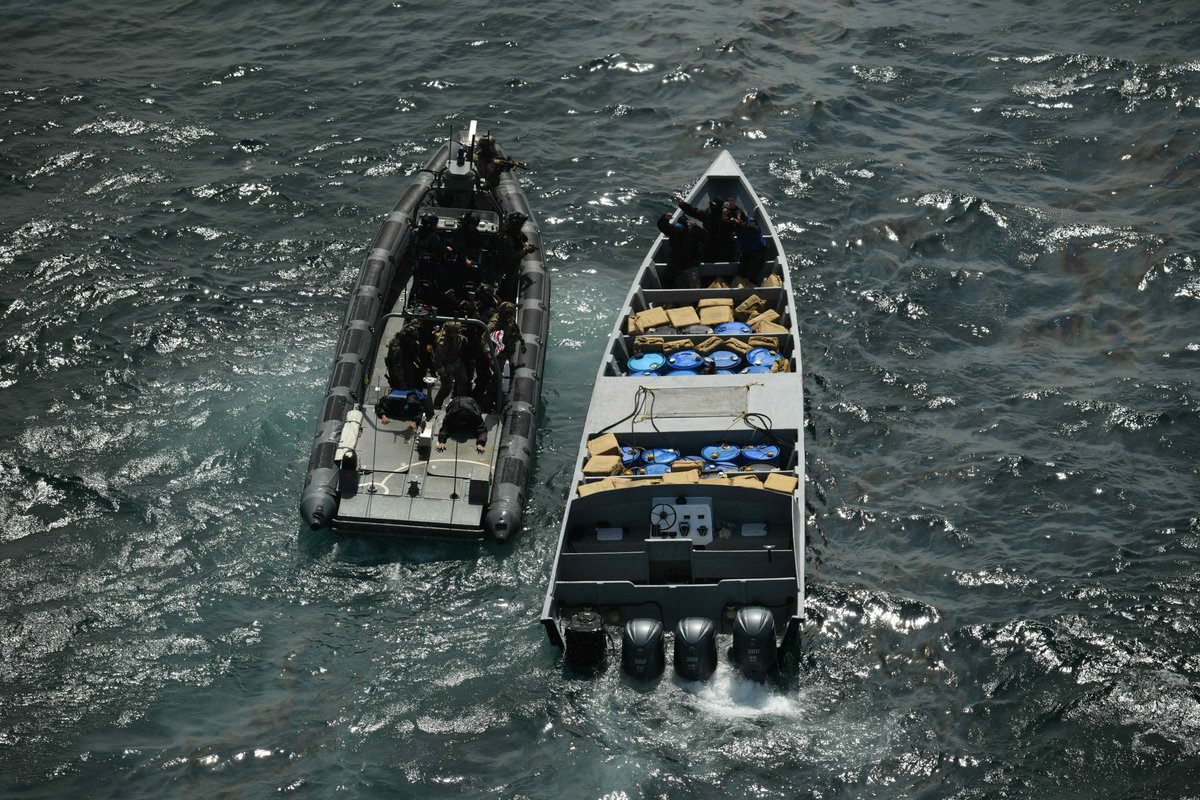 Zr.Ms. Groningen heeft in de eerste patrouilleweek in het Caribisch gebied een drugsvangst gedaan. Het schip onderschepte na een achtervolging bijna 3.000 kilo cocaïne. Daarbij is de motor van de drugsboot kapotgeschoten 👉 defensie.nl/actueel/nieuws…