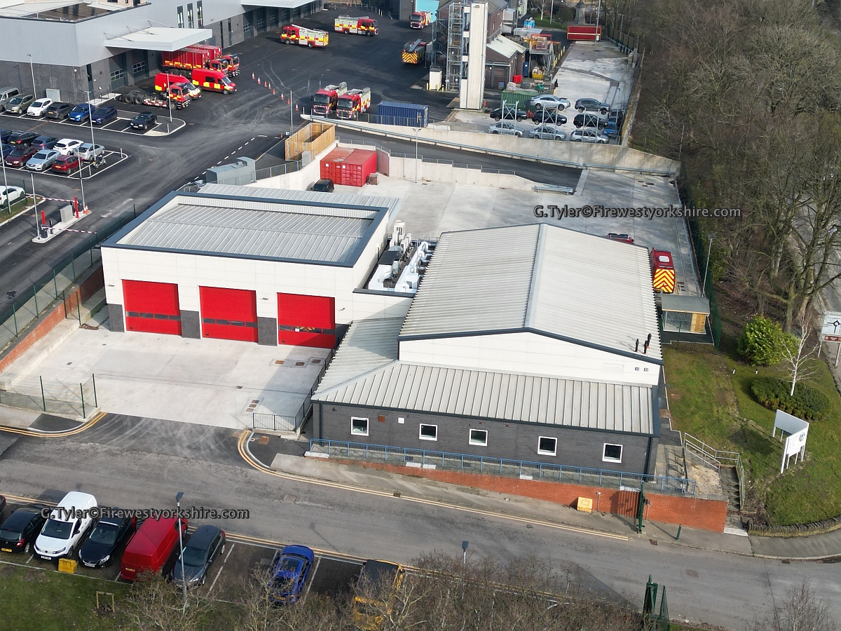 Firewestyorkshi's tweet photo. https://t.co/T8e9h7kHXj 
Cleckheaton Fire Station on Hightown Road is on the move today as there new station at the West Yorkshire Fire Service Headquarters at Birkenshaw takes on the new location for the Appliances, Firefighters and Staff.
The Pump, Major Rescue Unit and Urban S https://t.co/GQ2xwVHqHz