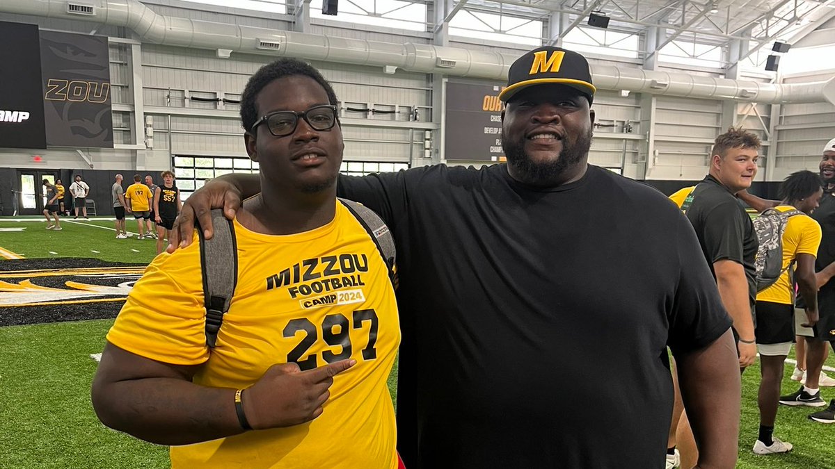 Rising in the Trenches: Missouri’s ‘26 Pass Rushers Making Noise

⭐️Chaminade's Mitchell big man looking for another strong camp season ahead in MO OL Spotlight🔥

STORY:▶️🔗sixstarfootball.com/article/rising…

@ThomassExcell <a href="/LajuanPalmer53/">LaJuan Palmer</a> <a href="/Kdogg_capalot/">Kaveon Mitchell</a> | <a href="/OMcCullah6565/">Owen McCullah</a> <a href="/OtisBanks08/">Otis Banks</a>