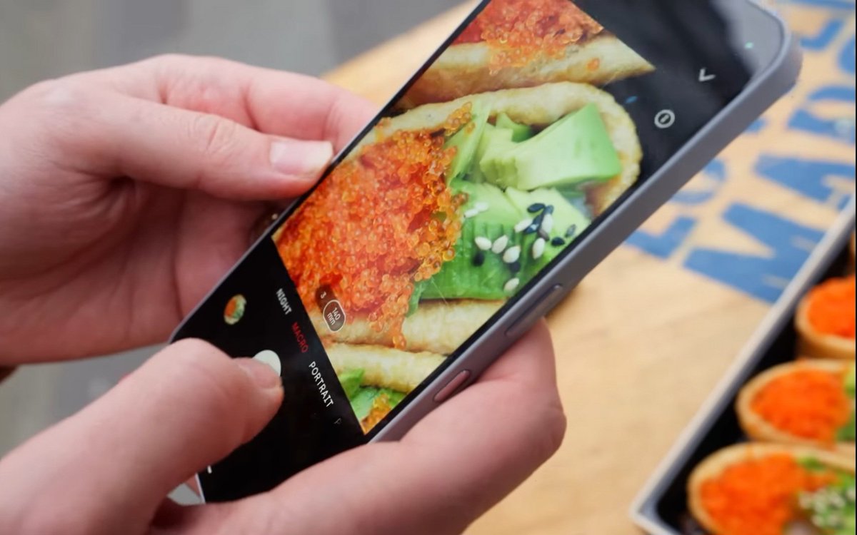 Gadgetsdata's tweet image. Confirmed ✅

Nothing Phone 3a is getting a 50MP periscope lens

✅ 3x Optical &amp;amp; 60x digital zoom
✅ The periscope lens can take Macro shots
✅ Other two cameras are likely to be : 50MP OIS + 8MP UW

✅ Symmetrical bezels &amp;amp; Plastic frame
✅ Qualcomm Snapdragon 7s Gen 3 SoC