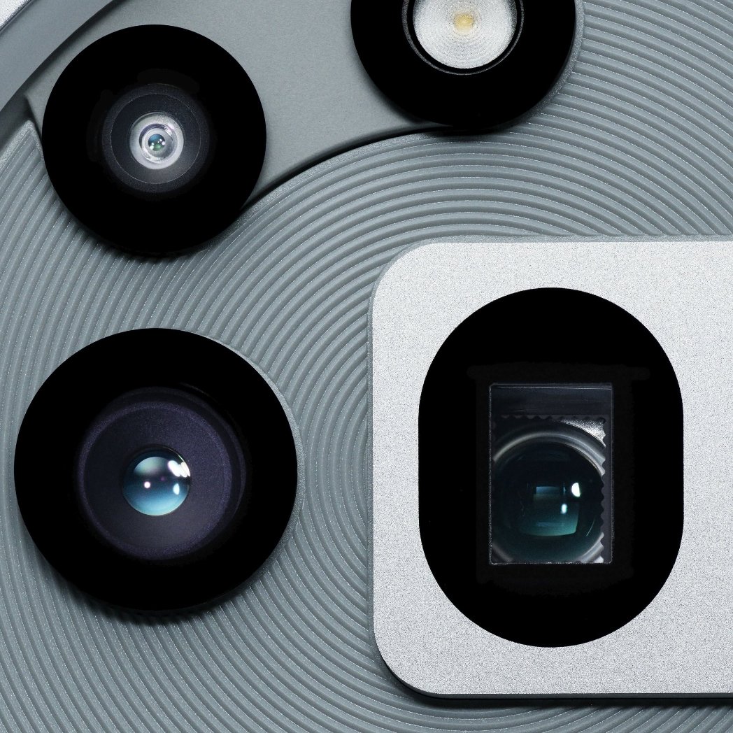 Gadgetsdata's tweet image. Confirmed ✅

Nothing Phone 3a is getting a 50MP periscope lens

✅ 3x Optical &amp;amp; 60x digital zoom
✅ The periscope lens can take Macro shots
✅ Other two cameras are likely to be : 50MP OIS + 8MP UW

✅ Symmetrical bezels &amp;amp; Plastic frame
✅ Qualcomm Snapdragon 7s Gen 3 SoC