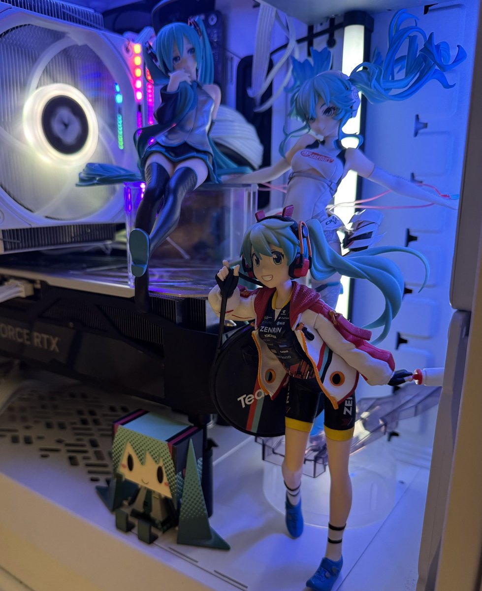 P0Ch1_V's tweet photo. お風呂上がりにMy PCの天面と前面にファンを増設してみました😗
増設したファンは #Thermaltake のCT140 EX ARGB🥸
「ケース内の熱たまってたんだね」だって?
…🫠
#自作PC
#PCケースはフィギュアケース
#Define7 https://t.co/MvFjfUc8GN
