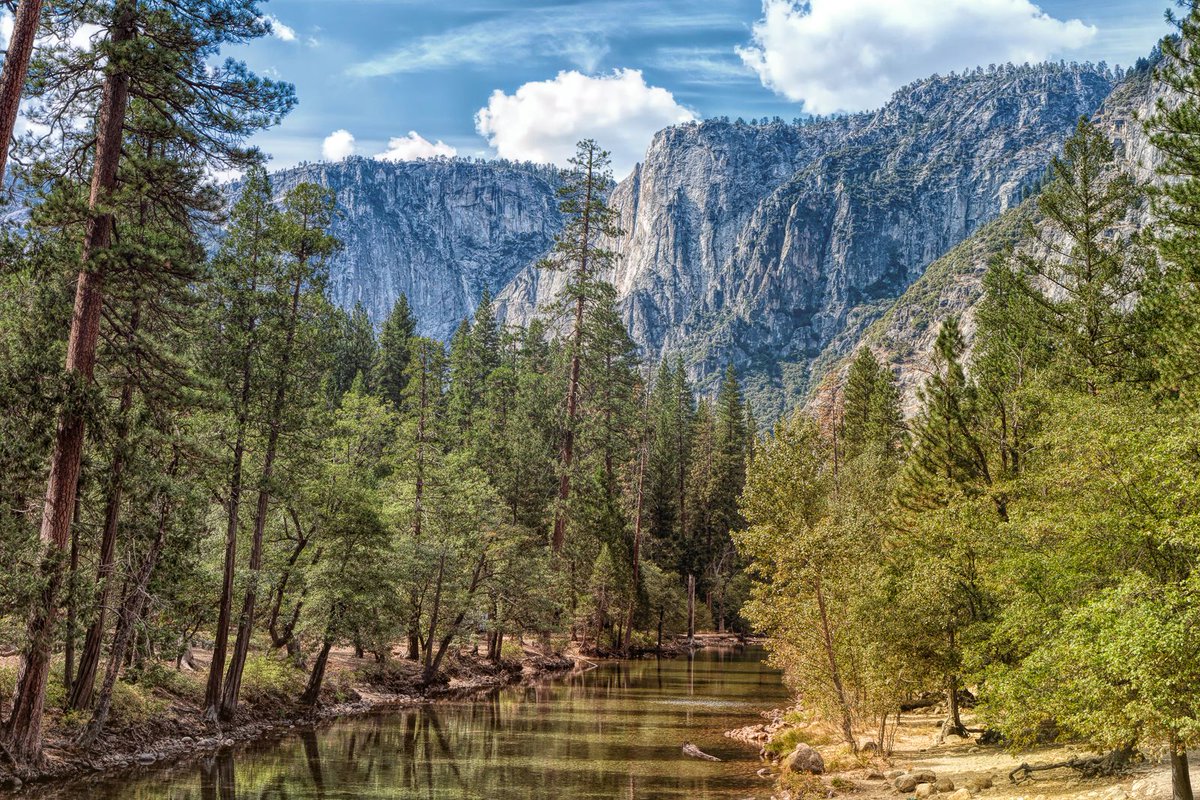 The Merced River flows though the heart of Yosemite Valley in Yosemite National Park, California. #yosemite #river #travel 

buff.ly/3X3HGcP