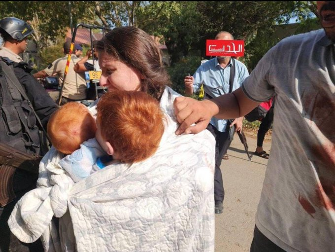 ACOM_es's tweet photo. Fuentes israelíes indican que Hamás informado que, entre los cadáveres que entregará los próximos días, se encuentran los de los Kfir Bibas, Ariel Bibas, y su madre Shiri.
El mismo Hamás que secuestró a estos dos bebés, a su madre y a su padre y los llevó al infierno en los túneles islamistas.  
Si están muertos, sus asesinos son palestinos.