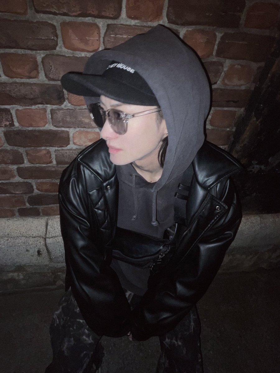 夜にサングラスわけわからん