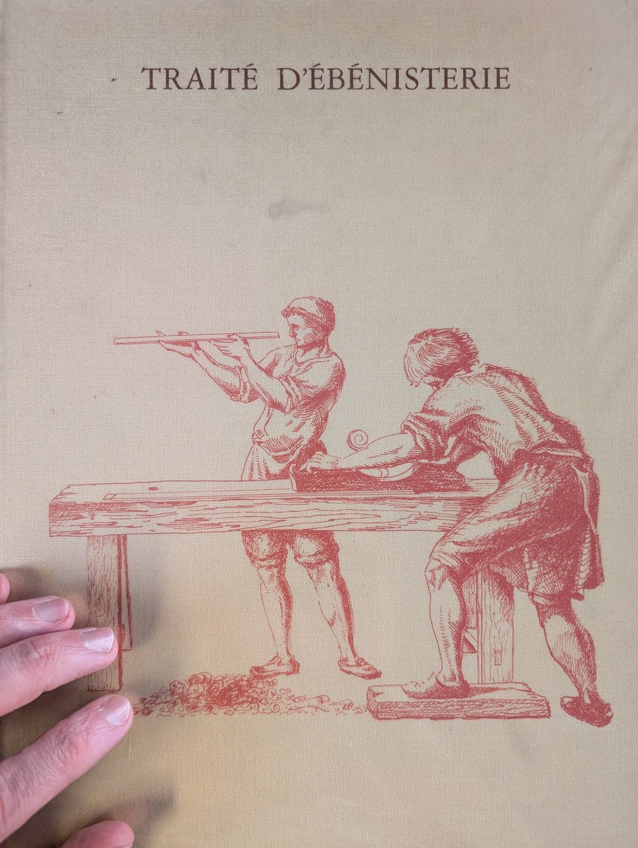 RomainTristan's tweet image. Ces derniers mois, chaque fois que je repars de chez mes parents ça ne rate pas, c&apos;est avec un livre.
Aujourd&apos;hui mon père m&apos;a donné son exemplaire du Traité d&apos;ébénisterie de Lucien Chanson, professeur à l&apos;école Boulle – dédicacé par l&apos;auteur à mes deux parents. #MardiLecture