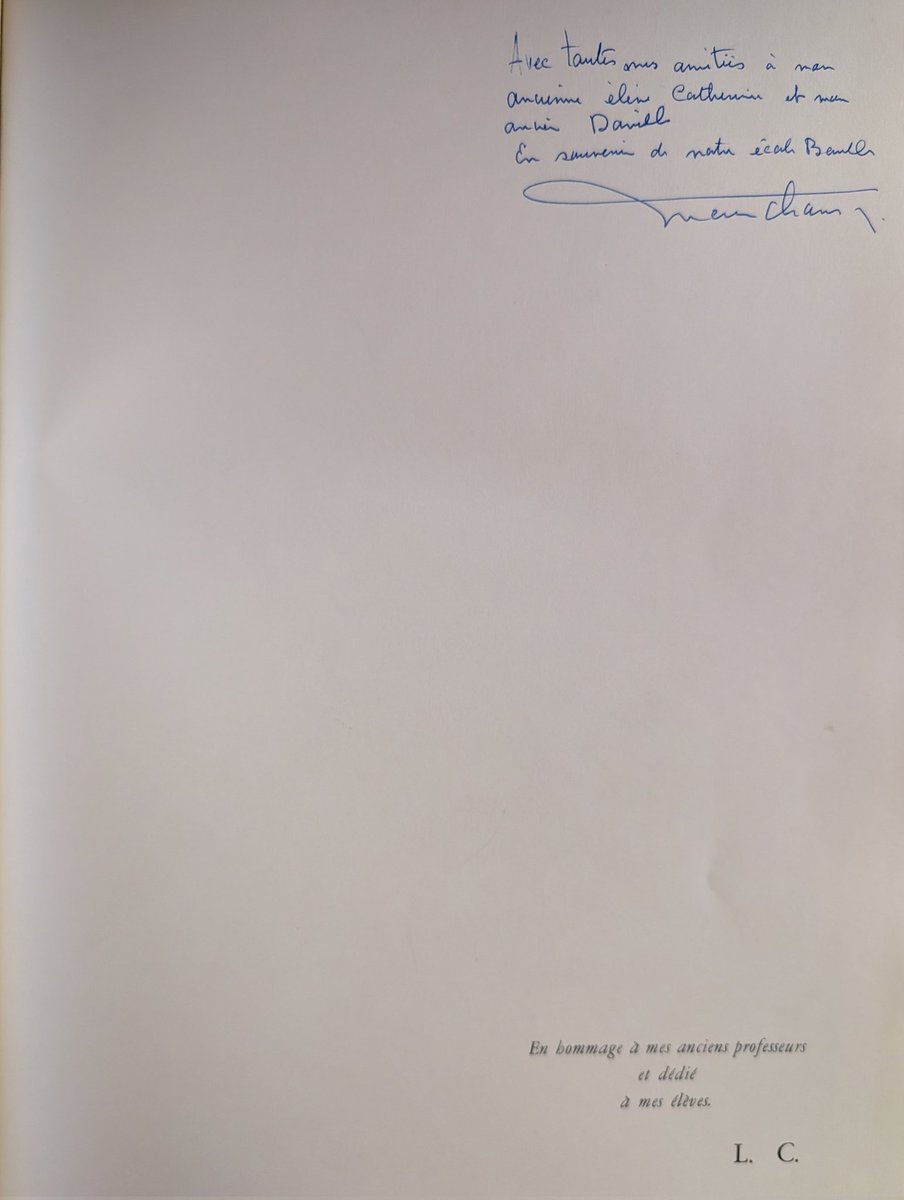 RomainTristan's tweet image. Ces derniers mois, chaque fois que je repars de chez mes parents ça ne rate pas, c&apos;est avec un livre.
Aujourd&apos;hui mon père m&apos;a donné son exemplaire du Traité d&apos;ébénisterie de Lucien Chanson, professeur à l&apos;école Boulle – dédicacé par l&apos;auteur à mes deux parents. #MardiLecture
