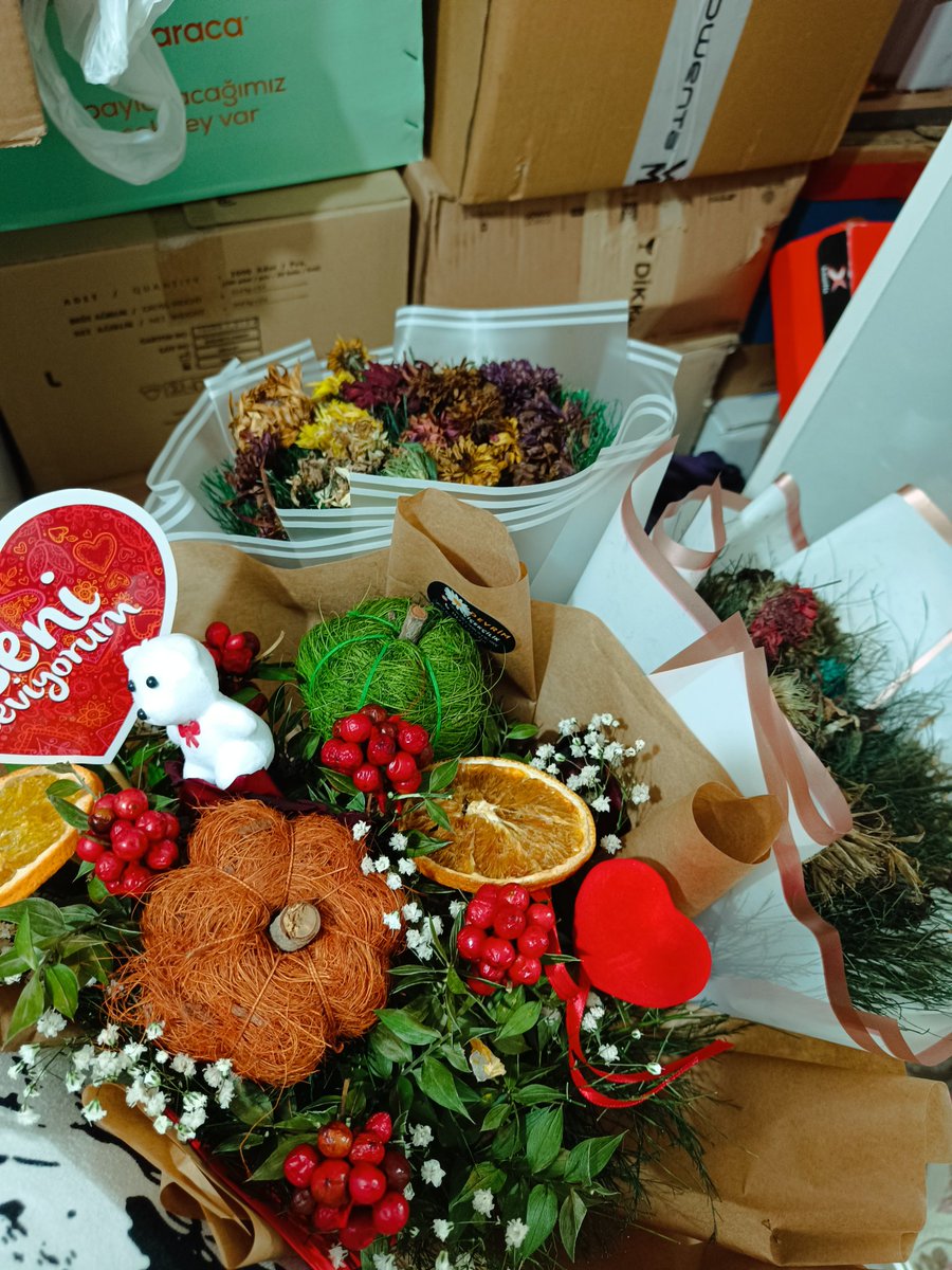 Rabb'ime seni hak edecek ne verdim de seni bana verdi bilmiyorum ama Sen dualarımdanda çok daha  güzelsin 🥹❤️ Önce kalbimi çiçek bahçesine çevirdin Sonra evimi🫠🫶