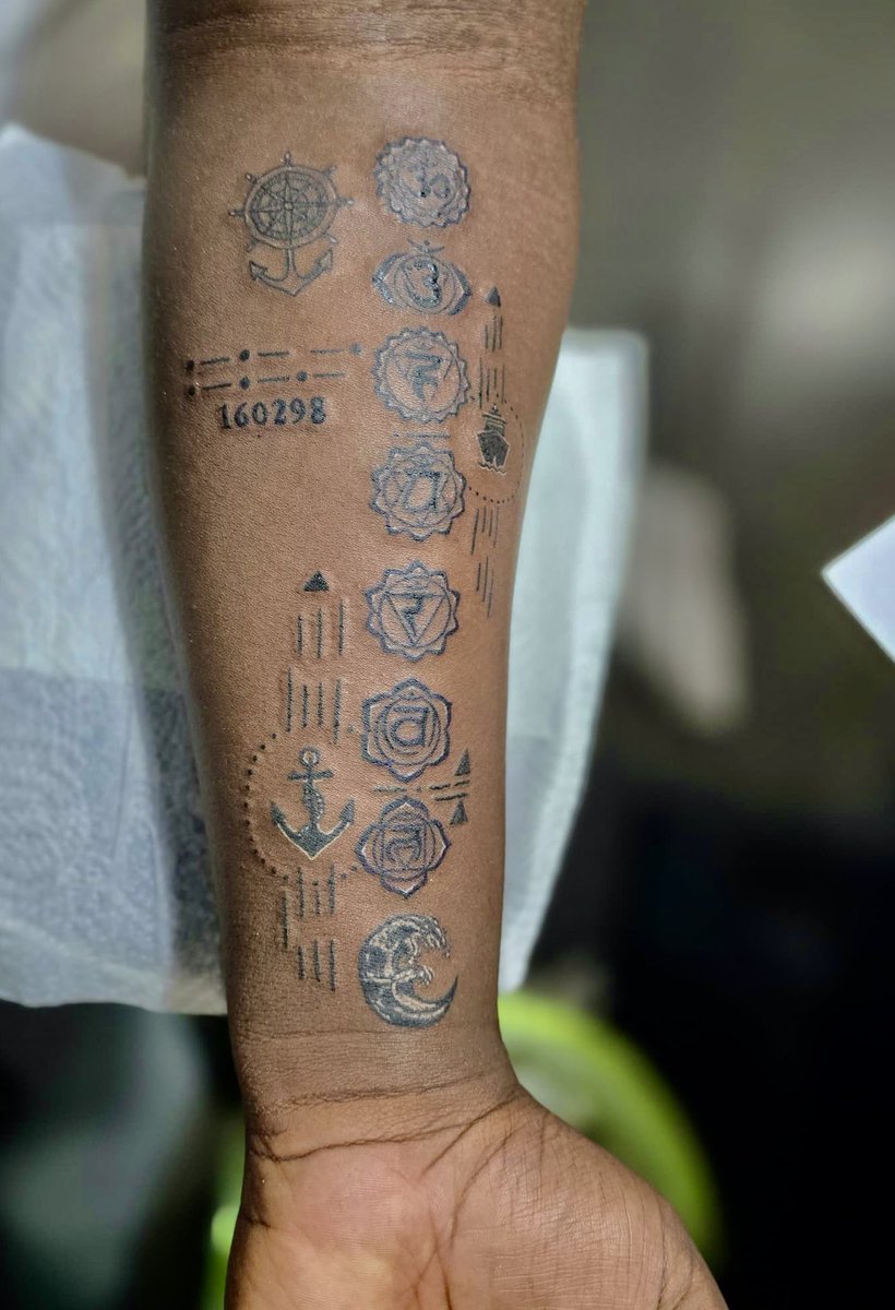 RamananAmaran's tweet photo. Getting inked on your birthday is truly an impulsive act 😈
7 chakras 🕉️ // Japanese Ocean 🌊 // Morse Code ⏺️ // Anchor 🪝 // Nautical Steering Tattoo // Ship 🚢
#firstink #tattooart #tattooanchor #tattoochakra #japaneseocean #morsecode #shiptattoo https://t.co/jQLZiEo0bT