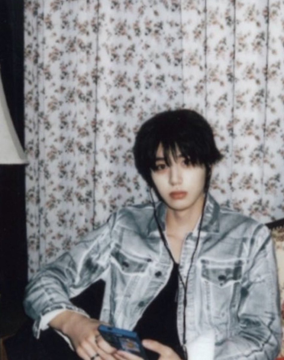 1080p person in 144p!
—
Ini foto lama yang ingin aku bagikan kepada Onedoor! Walau tampak blur tapi terlihat jelas ‘kan mukaku? Gayaku masih polos namun menawan.