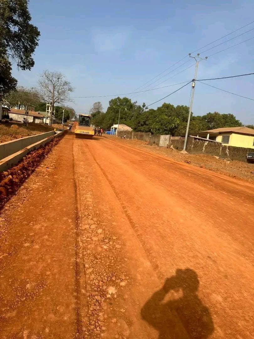 ABOUHUD's tweet photo. RÉFONDATION « ROUTIÈRE » 😍😍✌️
Poursuite des travaux sur les voies du centre ville de Lélouma, ils visent à moderniser les artères du centre ville, faciliter le déplacement des personnes et leurs biens, et créer plus de connectivité entre les quartiers.
#Guinee🇬🇳
#Lelouma https://t.co/GHWk6WssMi
