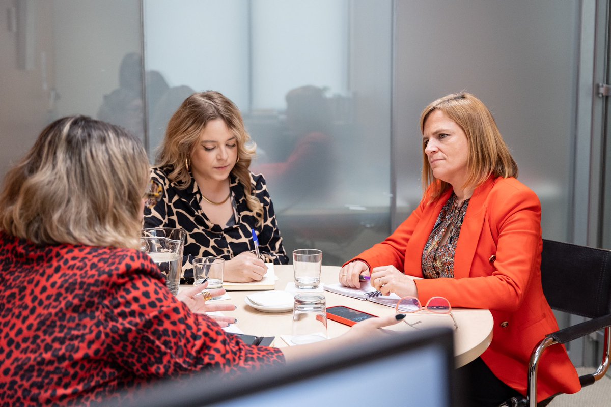 👩‍💼 Ayer presentamos #MujeresAlFrente a <a href="/pilarbernabe/">Pilar Bernabé /❤️</a>, secretaria de Igualdad del <a href="/PSOE/">PSOE</a>.

🟣 Este proyecto impulsa el liderazgo de mujeres jóvenes en política y espacios de decisión, acercándolas a referentes y brindándoles herramientas para transformar el futuro.