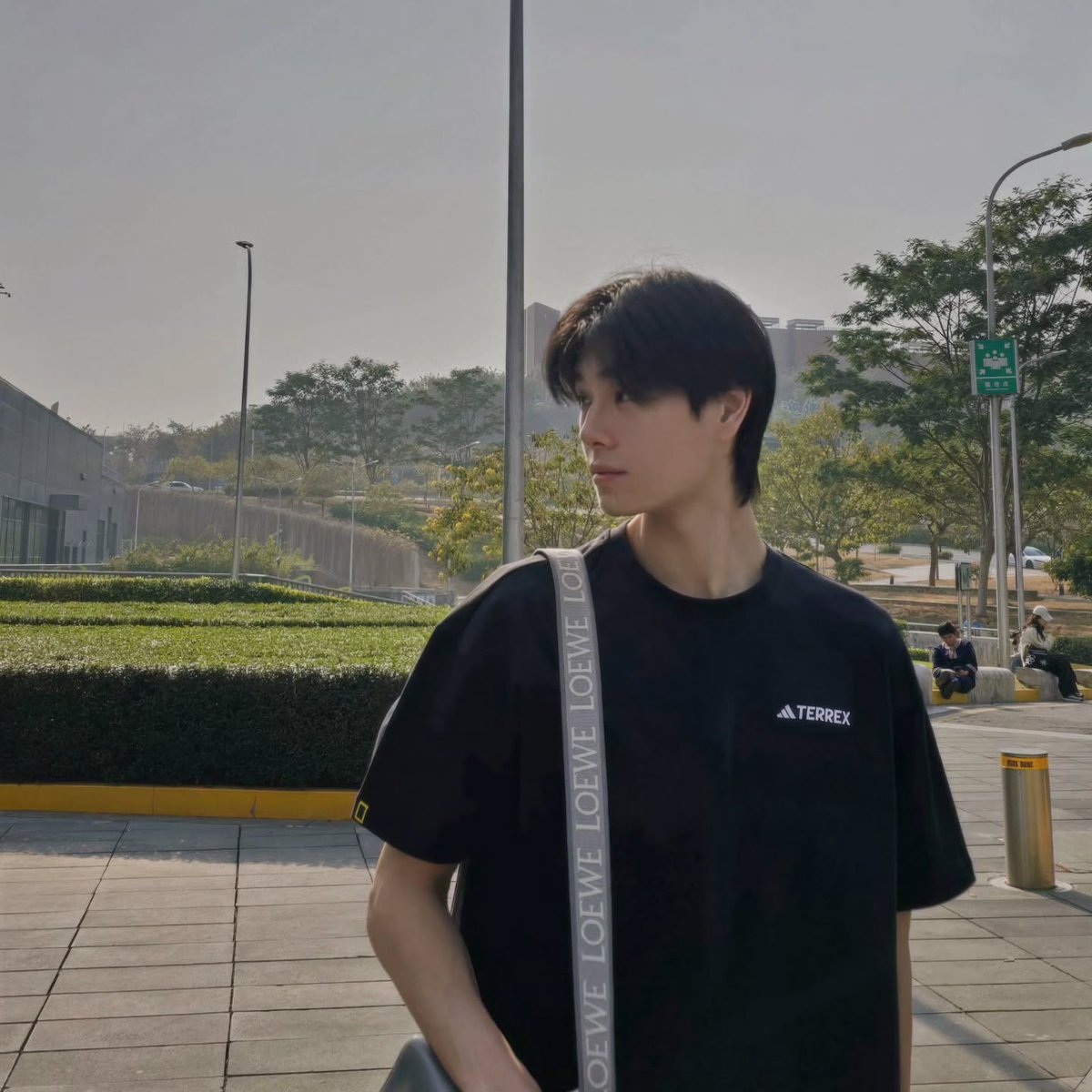 ppnarrative's tweet photo. #PondPhuwin AU
[ socmed + pvt 🔞 ]

— Reuni Ranjang (R²)  —

Phuw*n tak pernah move on dari bagaimana kasarnya P*nd jika sedang sedang 'on'. Malam itu, setelah cukup lama berpisah, reuni mereka berubah menjadi sarana pelepas rindu yang jauh dari kata lembut hingga bertemu pagi. https://t.co/nVpuY8ft0Y