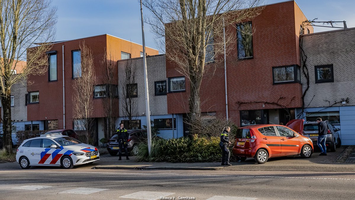 Auto belandt in voortuin van woning in Gouda