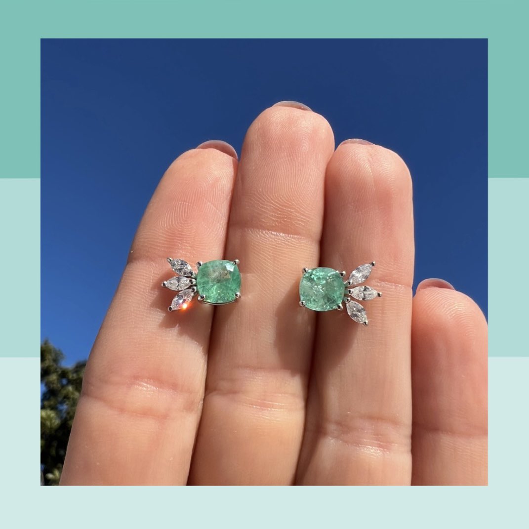 NEUjwls's tweet photo. Com uma composição improvável de lapidações, o brinco Peach Fuzz ganha roupagem nova em esmeralda e diamantes. Uma escolha perfeita pra que gostar de ousar e ser cool! 💚 https://t.co/3kZn8PMGaW