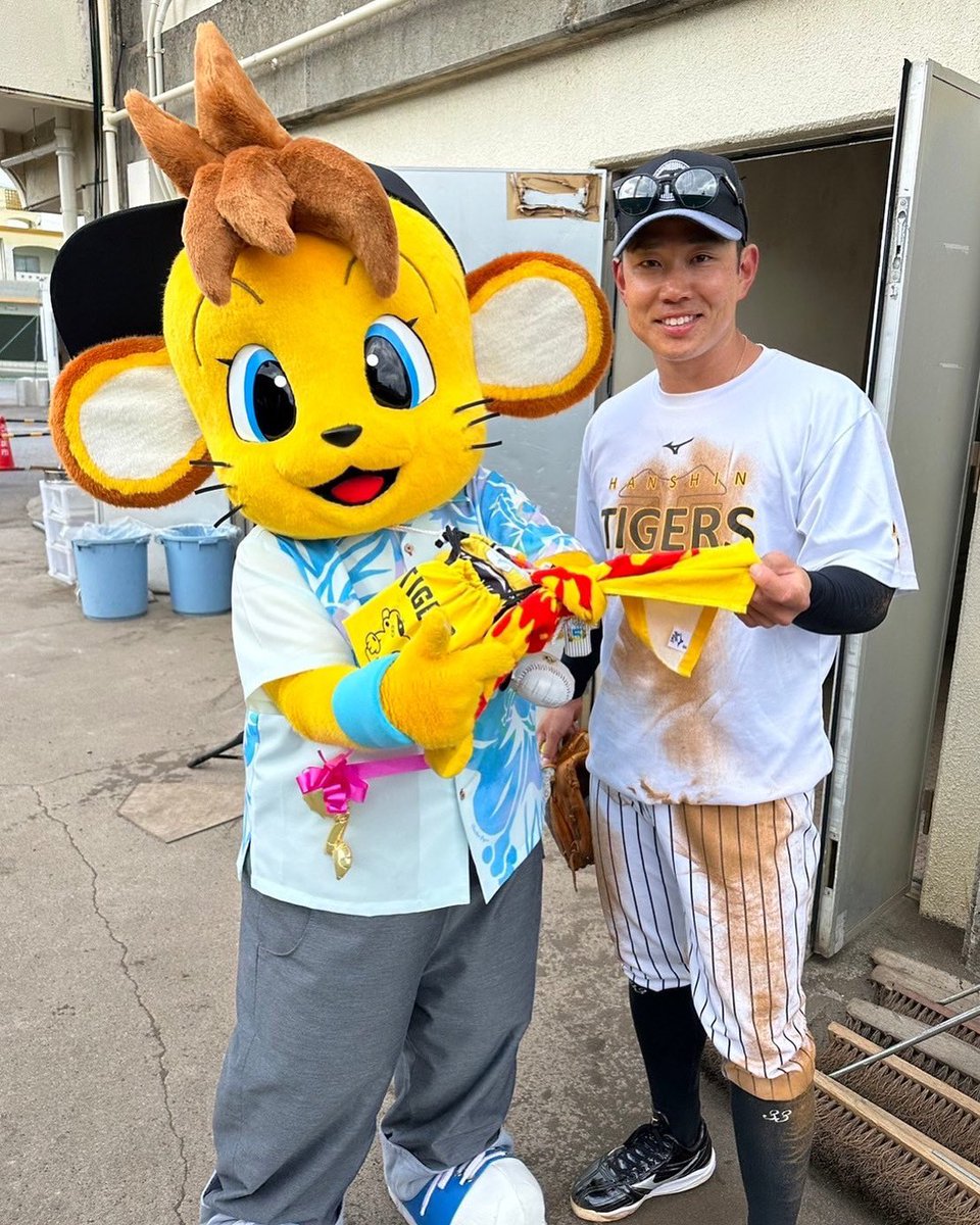 【阪神】ゼロカーボンベースボールパーク (@tigers_farm) on Twitter photo 【具志川組】糸原選手とコラッキー🐯✨ スピードくじでゲットしたタオルで記念撮影!
#糸原健斗 選手
#コラッキー 
#阪神タイガース
#具志川キャンプ 
#ゼロカーボンベースボールパーク 【具志川組】糸原選手とコラッキー🐯✨ スピードくじでゲットしたタオルで記念撮影!
#糸原健斗 選手
#コラッキー 
#阪神タイガース
#具志川キャンプ 
#ゼロカーボンベースボールパーク