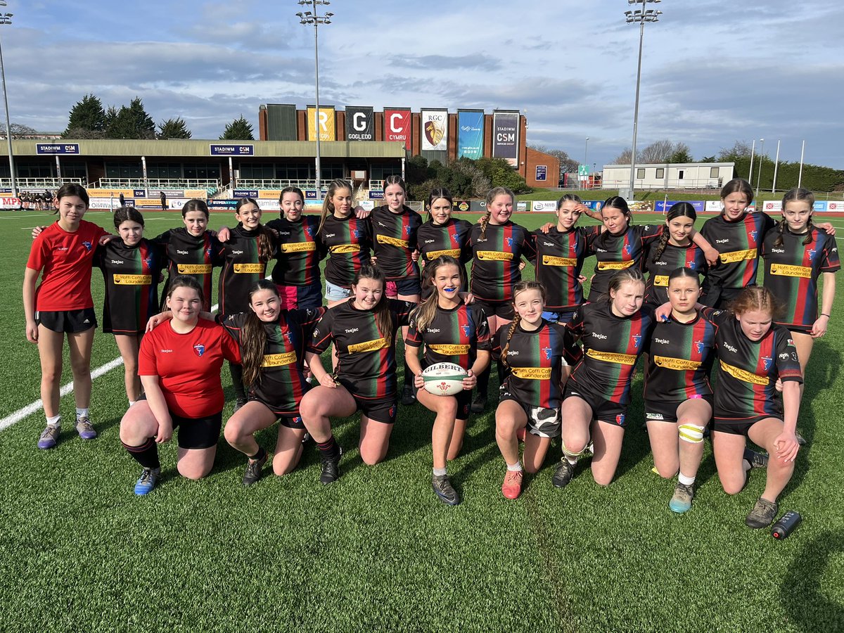 RYGBI'R BERWYN (@rygbiberwyn) on Twitter photo Diwrnod da i ferched Bl7 + Bl8/9 <a href="/ParcEirias/">Parc Eirias</a> yn rowndiau terfynol twrnament talaith Ysgolion RGC.
Bl7 yn fuddigol, felly ymlaen a nhw ir Rownd Cenedlaethol 🏆
Bl8/9 yn gorffen yn 2ail heddiw ar gwahaniath pwyntiau i Brynhyfryd
☀️🕶️🏉🏆☀️🕶️🏉
<a href="/BMeirionnydd/">Gwylliaid Meirionnydd</a> <a href="/RygbiBala/">Clwb Rygbi Y Bala RFC</a> Diwrnod da i ferched Bl7 + Bl8/9 <a href="/ParcEirias/">Parc Eirias</a> yn rowndiau terfynol twrnament talaith Ysgolion RGC.
Bl7 yn fuddigol, felly ymlaen a nhw ir Rownd Cenedlaethol 🏆
Bl8/9 yn gorffen yn 2ail heddiw ar gwahaniath pwyntiau i Brynhyfryd
☀️🕶️🏉🏆☀️🕶️🏉
<a href="/BMeirionnydd/">Gwylliaid Meirionnydd</a> <a href="/RygbiBala/">Clwb Rygbi Y Bala RFC</a>