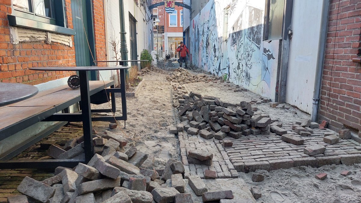 Werk in uitvoering Kandeelstraat Oud Terneuzen: vernieuwen riolering en terug aanbrengen bestrating.