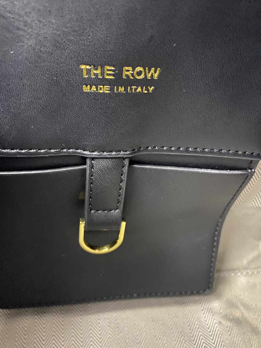 The row 550 
ไม่การันตีแท้เนื่องจากแม่ค้าดูไม่เป็นค่ะ
ค่าส่ง40+10

#บับเบิ้ลบลูพร้อมส่ง #ส่งต่อกระเป๋า #กระเป๋ามือสองสภาพดี #ส่งต่อเสื้อผ้ามือสอง #ส่งต่อเสื้อผ้า #กระเป๋าเกาหลี #ส่งต่อกระเป๋ามือสอง #ส่งต่อกระเป๋ามือ2