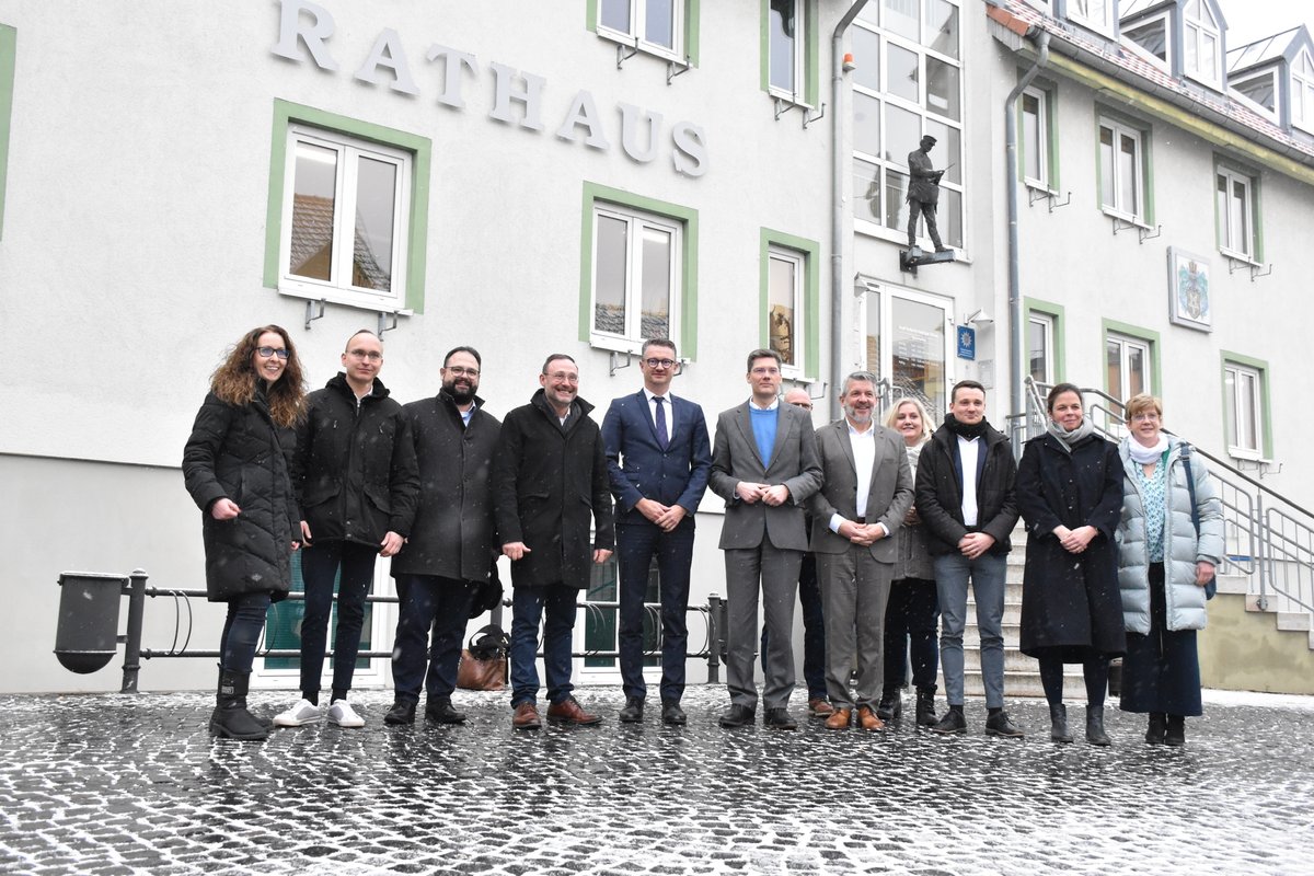 BildungTH's tweet photo. Minister @Chr_Tischner hat auf seiner #Dialogtour das Seiler-Gymnasium und die Grund- und Regelschule Schlotheim besucht. Vor Ort informierte er sich über Herausforderungen &amp; Zukunftsperspektiven. Ein starkes Zeichen für den Dialog in Thüringen! 💬📚
▶️https://t.co/tIINjb1Zo9 https://t.co/KgnnqxJ2WP
