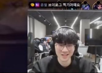 iCrystalization's tweet photo. 👤: ad plz
🐍: ok i go sup
👤: (in-game) hubby, you should’ve told me it was you from the start and i wouldn’t have wanted ad
🐍: 😏

Viper’s teammate didn’t know they were on the same team until in-game and typed their message in Chinese which he obviously can read 😭😭 https://t.co/n4Xzr0vP7j