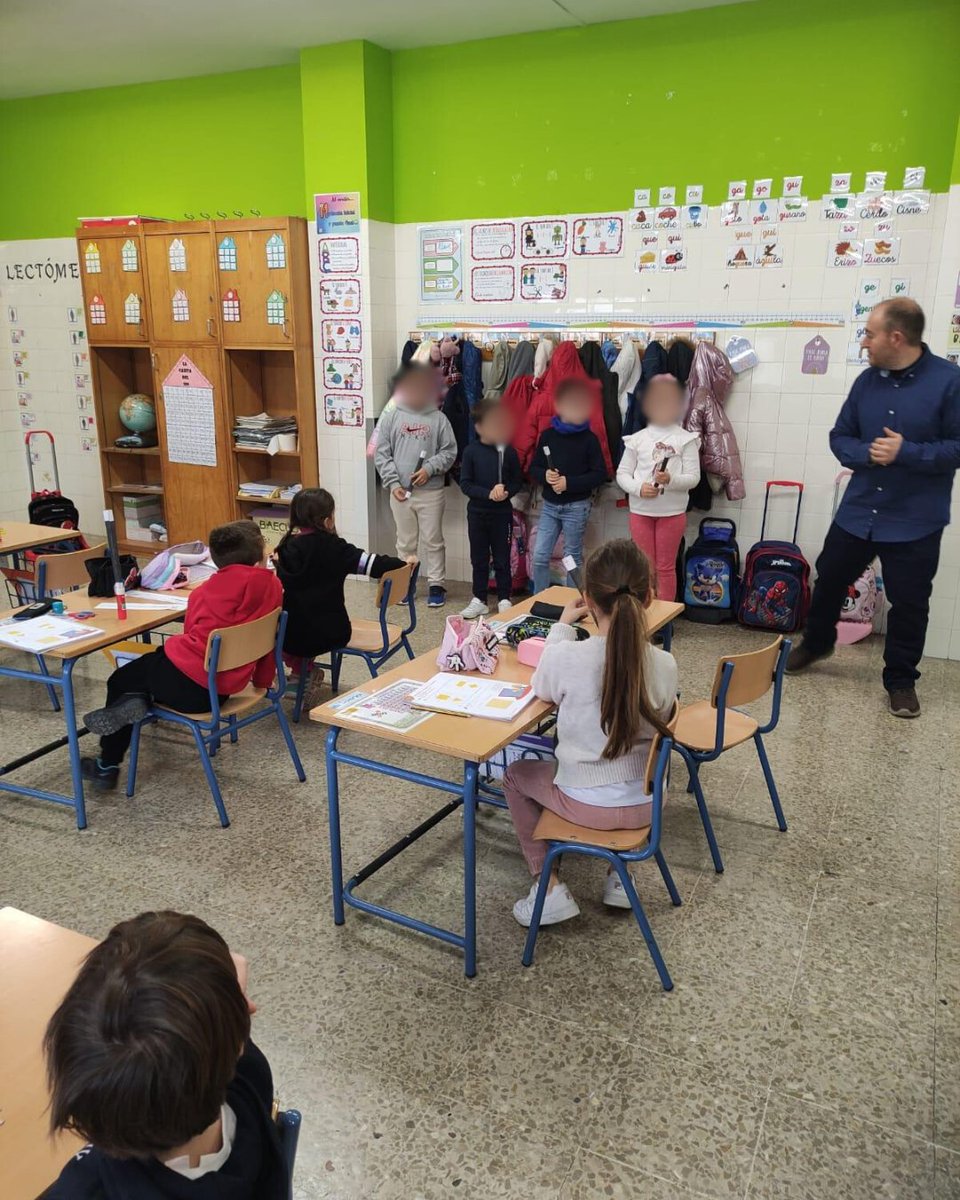 Techmakers_Stem's tweet image. 🎩✨ Magia y matemáticas se unen en el CEIP Pedro Corchado (Bailén) con nuestro taller de Matemagia del programa #MásEquidad. 🔢📐 ¡Aprender así es pura magia! 🚀 #Techmakers
