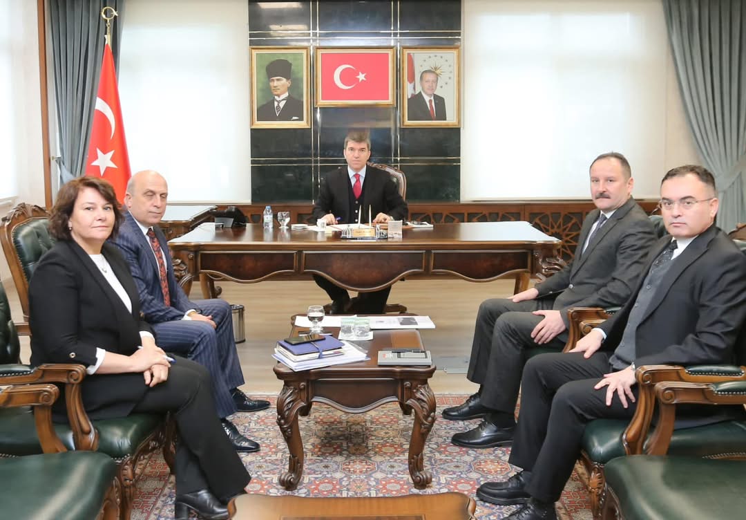 Valimiz Sn. Önder BAKAN başkanlığında Genel Sekreterimiz Sn. Erdin ACAR ve birim müdürleri ile sürdürülen proje ve faaliyetlerin görüşüldüğü toplantıya katıldık.
#HuzurunŞehriAmasya