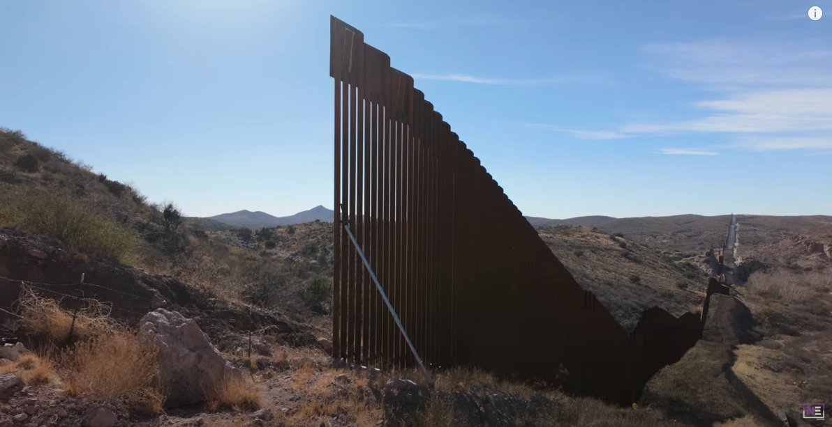 BRechercheteam's tweet photo. Das ist doch diese tolle, unüberwindbare Grenze zwischen Mexiko und USA, die medienwirksam mit Stacheldraht und Militär geschützt wird um "Menschen" draußen zu halten. Überall? Nö! aber guckt selbst - Aktuelle Bilder, irgendwie witzig. #Trump #MexicanBorder #Border https://t.co/HgsmzwsrEt