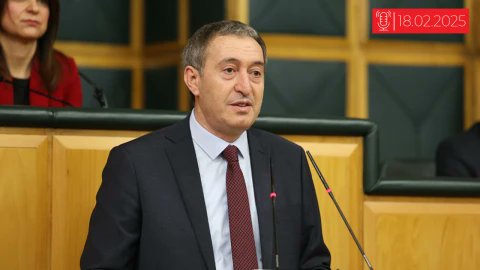 Bakırhan: 

"Van’dan Tişrin’e ve bugünkü HDK operasyonuna kadar uzanan süreçte, barış umudunu ortadan kaldırmak isteyen sabotajcı bir akıl devrede. Toplum, 15 Şubat’ta Sayın Öcalan’dan bir çağrı beklerken, iktidar çözümsüzlükte ısrar eden yaklaşımlarıyla topluma mesaj veriyor"