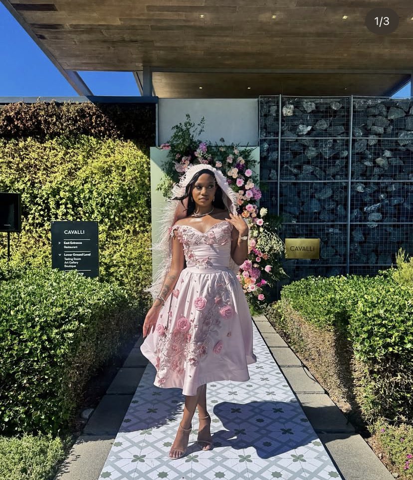 We are back at work … 

The theme : Bloom in the farm 

#NNN50th #CavalliEstate #Capetown #Fashion #Styling #PersonalStylist #Bloominthefarm #houseofsaintluke