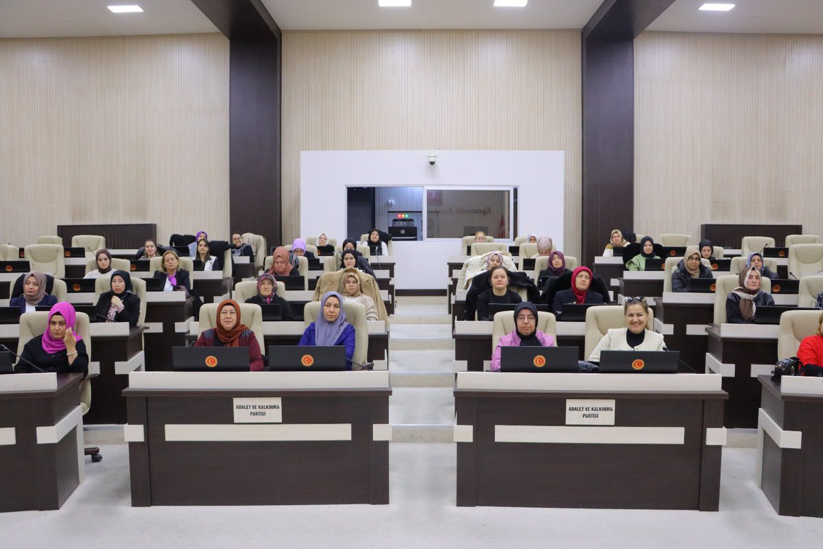 AK Parti İl Kadın Kolları Başkanımız Dilek Hanım Çengel ve yönetim kurulu üyelerini meclisimizde misafir ettik.
Meclisimizde yürütülen çalışmalar hakkında bilgi vererek hayata geçirilen projeleri anlattık ve sorularını yanıtladık.