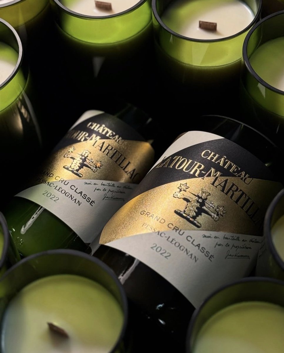 Les bougies Latour-Martillac réalisées en collaboration avec Les Bougies du Vin, start-up bordelaise qui recycle des bouteilles de vin vides &amp; les transforme dans son atelier en bougies parfumées, 100% en cire de soja naturelle.
Disponibles dès à présent à la boutique du Château.