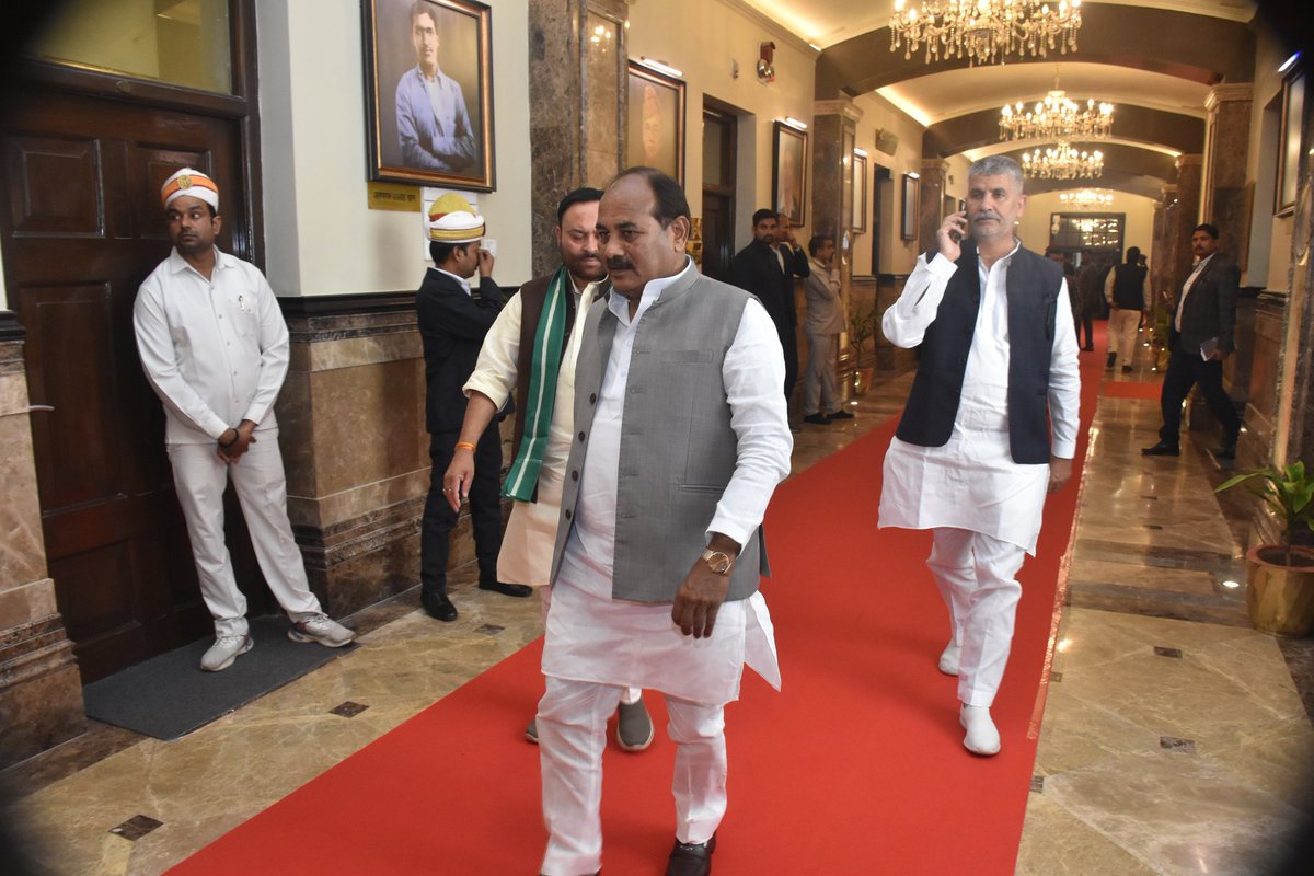 #लखनऊ
आज उत्तर प्रदेश विधानसभा में वित्तीय वर्ष 2025- 2026 बजट सत्र के प्रथम दिवस की कार्यवाही में भाग लिया।
<a href="/jayantrld/">Jayant Singh</a> <a href="/MalikBirpal/">Birpal Malik</a> <a href="/AnilKumarMZN/">ANIL KUMAR</a> <a href="/RLDparty/">Rashtriya Lok Dal</a>