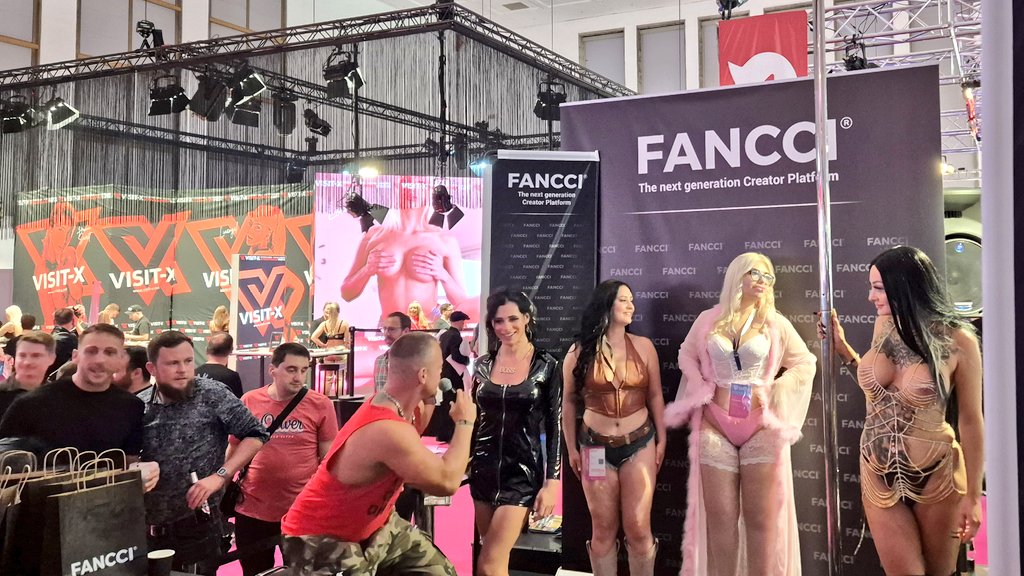 37. "Handy Kamera"
Der 02. Tag auf der 27. Venus, 2024.

Bei meinem Rundgang wieder durch die laute Halle, ging die Party beim Fancci Stand ab. 🥳😁❤️👍

<a href="/venusberlinoff/">Venus Berlin</a>
<a href="/Fancci_Official/">FANCCI</a>
<a href="/MiaRoux916891/">MiaRoux</a>
<a href="/pussysandpimps/">BODO</a>
#venusmesse #venus2024 #venusberlin #venusfestival #venus