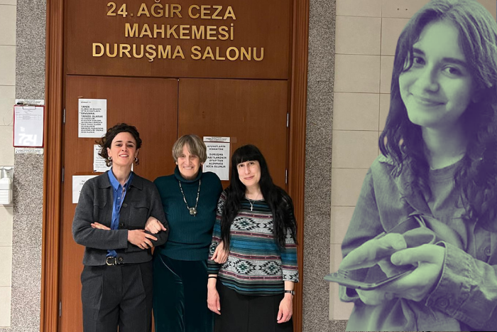 tr724com's tweet photo. Uluslarası gözlemcilerin izlediği #KızÇocuklarıDavası’nda tirajikomik anlar; hakimden Risale-i Nur sorgusu

Hakim: Mesajlarınızda bir 'padişah' geçiyor, her şeye gücü yeten. Kim bu padişah?

9 aydır tutuklu kadın: Risale-i Nur’da 10. Söz’de geçen o 'padişah' Allah'tır

https://t.co/mSNKtcMJkk