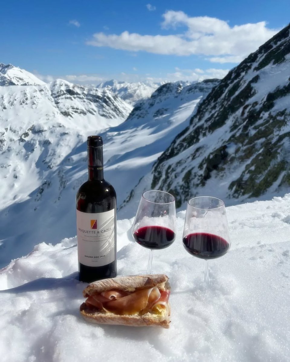 Roquette &amp; Cazes, the perfect company wherever you are. Enjoy the break! 😋🍷👌🏼
Photo: © Jean-Baptiste Cheylac
<a href="/FamilleJMCazes/">Famille JM Cazes</a>
All rights reserved.
. 
🔞 Be responsible, drink in moderation.
.
#Douro #Bordeaux 
#VinhoTinto #RedWine 
#DouroWines #Vegan 
#GreatWine #WineLovers